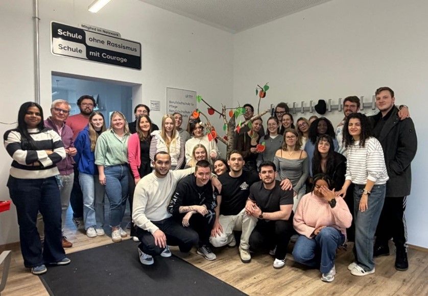 „Schule ohne Rassismus – Schule mit Courage“: Zwei Klassen des 3. Ausbildungsjahres mit den Lehrkräften Torsten Eltzsch (2.v.l.) und Dr. Christopher Dietrich (Bildmitte, hintere Reihe), die am Projekt der RoMed Pflegeschule teilnahmen. Schule ohne Rassismus Schule mit Courage: Zwei Klassen des 3. Ausbildungsjahres mit den Lehrkräften Torsten Eltzsch (2.v.l.) und Dr. Christopher Dietrich (Bildmitte, hintere Reihe), die am Projekt der RoMed Pflegeschule teilnahmen.
